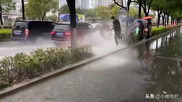 轿车雨天路过公交站，溅起一人高的水花淋湿路人，引网友热议