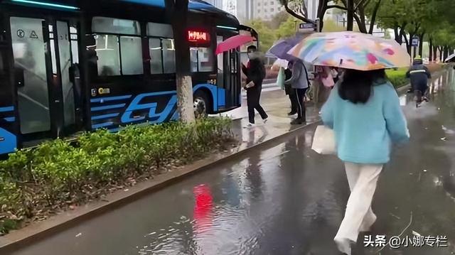 轿车雨天路过公交站，溅起一人高的水花淋湿路人，引网友热议