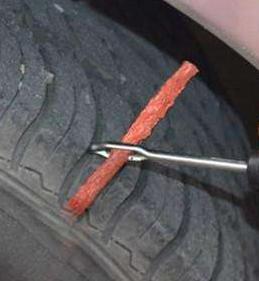 高速上车胎漏气，别怕，常备这些小工具，设置警示牌后自己修