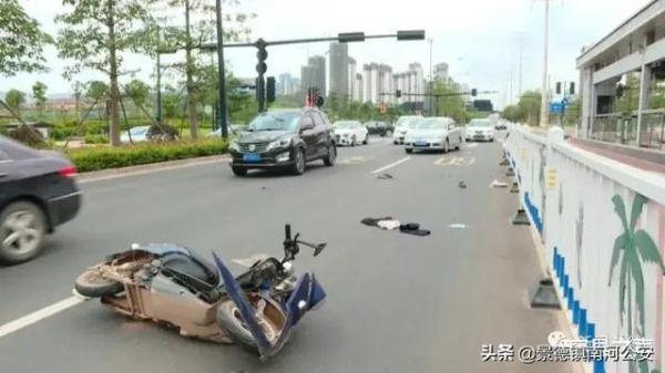 广西一电动车疑似违章左转，遭直行机动车碰撞，致3人重伤