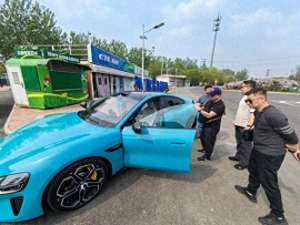 马来西亚国产汽车_小米SU7被马来西亚游客围观：2999万还是很便宜的