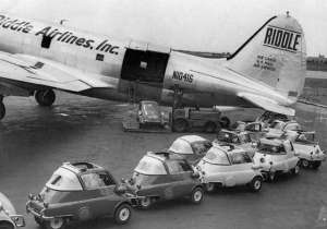 飞机运输汽车_1956 年美国使用 C-46 货运飞机运输宝马伊塞塔迷你汽车。