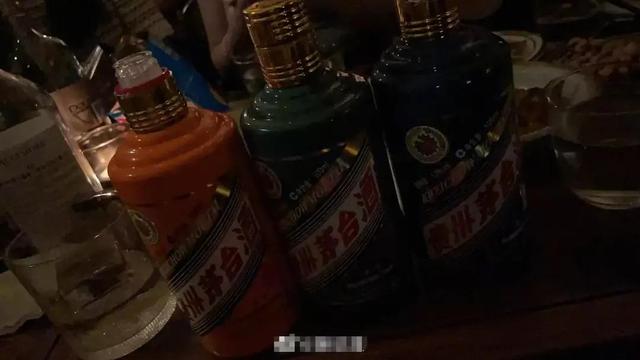 徐峥深夜与阿娇把酒言欢,喝4359一瓶白酒,两人亲密合照被曝光