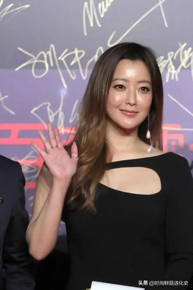 金喜善不愧是韩国第一美女!把礼服一袖子剪掉,巧在胸口挖洞好美