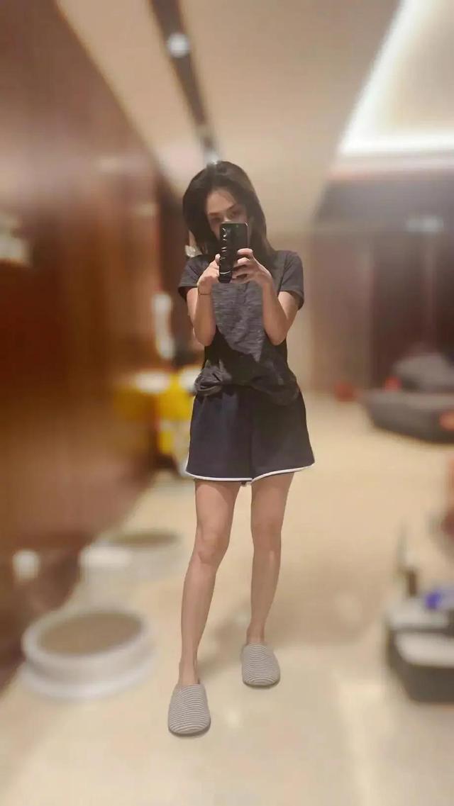 徐峥深夜与阿娇把酒言欢,喝4359一瓶白酒,两人亲密合照被曝光