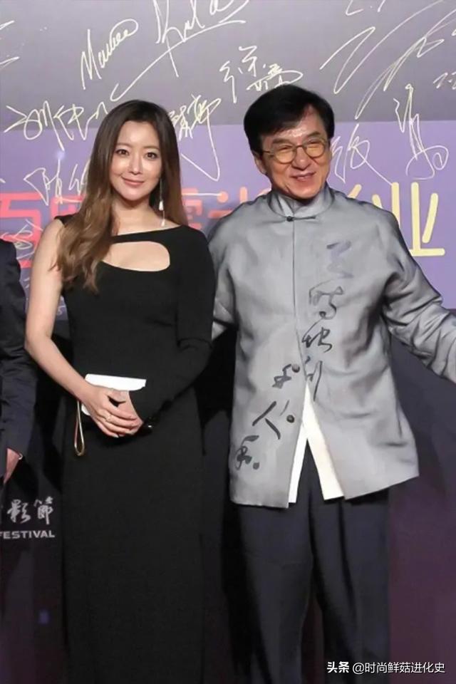 金喜善不愧是韩国第一美女!把礼服一袖子剪掉,巧在胸口挖洞好美