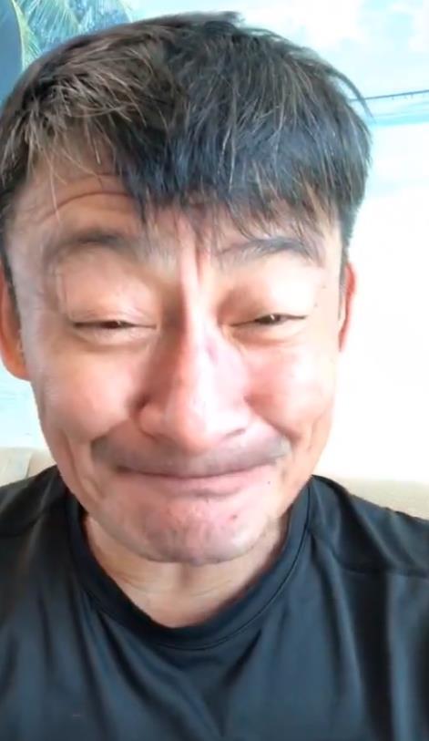 48岁牛莉与三男星尬舞,景岗山举酒瓶抢镜,嗜酒如命屡次惹争议