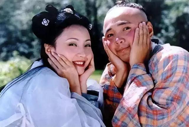 徐峥深夜与阿娇把酒言欢,喝4359一瓶白酒,两人亲密合照被曝光