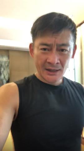 48岁牛莉与三男星尬舞,景岗山举酒瓶抢镜,嗜酒如命屡次惹争议
