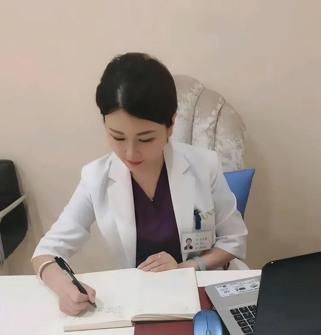 真是“衣冠禽兽”,成都二院美女员工婚内出轨,被人用易拉宝曝光