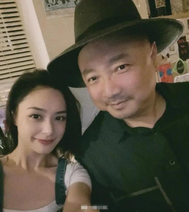 徐峥深夜与阿娇把酒言欢,喝4359一瓶白酒,两人亲密合照被曝光