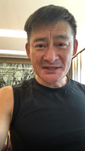 48岁牛莉与三男星尬舞,景岗山举酒瓶抢镜,嗜酒如命屡次惹争议