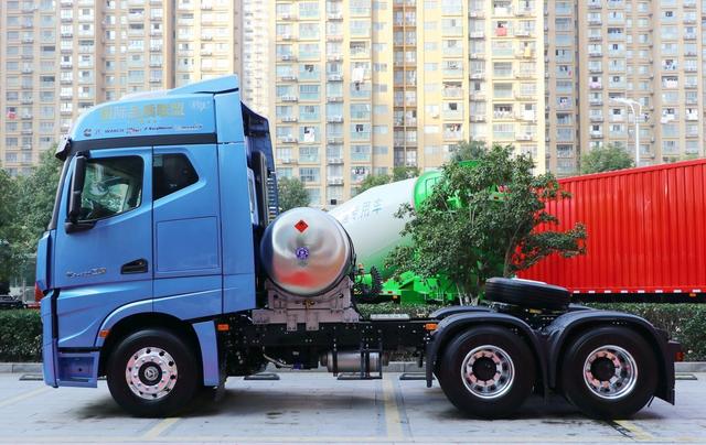 都是烧气的,为啥公交车大都是CNG,大卡车大都是LNG?