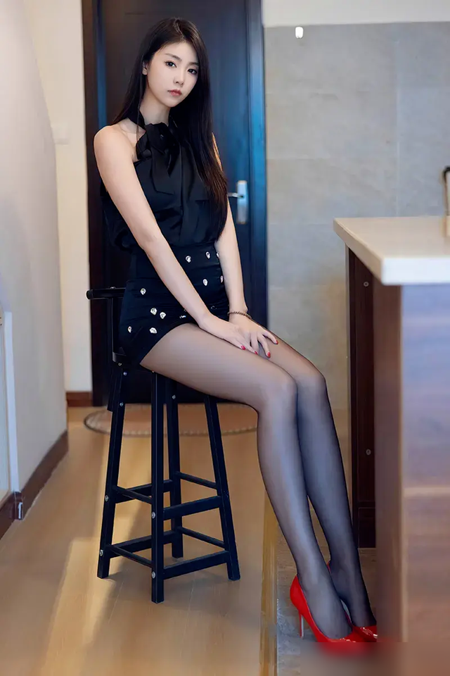 顶级腿模美女,黑色超短包臀裙穿搭,超嫩黑丝美腿,白嫩嫩有肉感