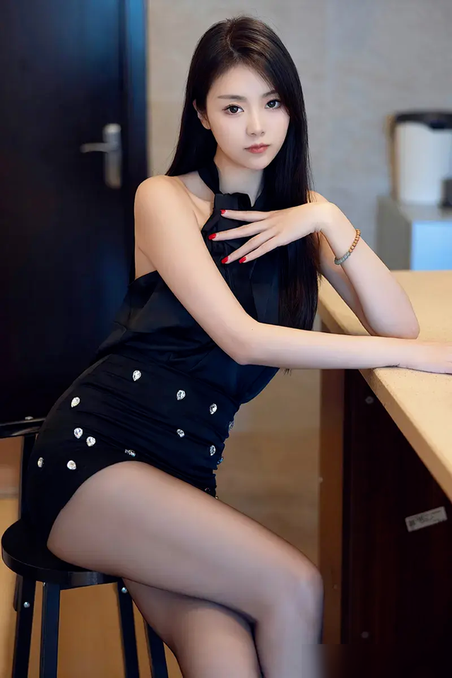 顶级腿模美女,黑色超短包臀裙穿搭,超嫩黑丝美腿,白嫩嫩有肉感
