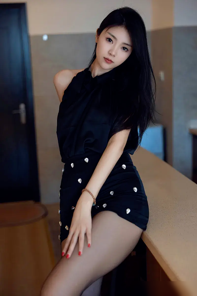 顶级腿模美女,黑色超短包臀裙穿搭,超嫩黑丝美腿,白嫩嫩有肉感