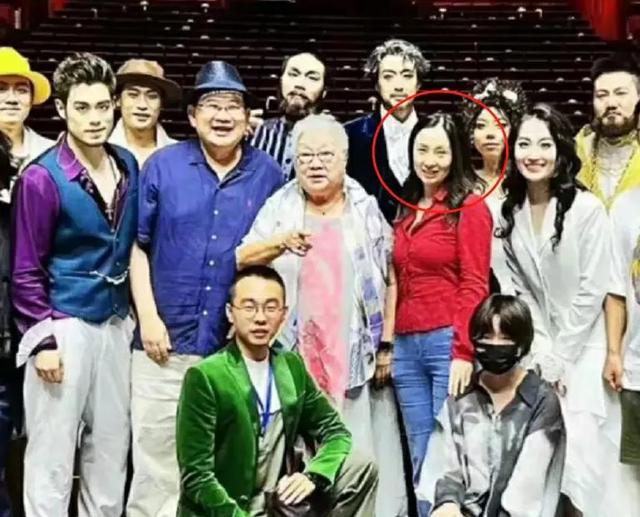 徐峥深夜与阿娇把酒言欢,喝4359一瓶白酒,两人亲密合照被曝光