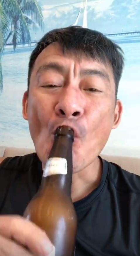 48岁牛莉与三男星尬舞,景岗山举酒瓶抢镜,嗜酒如命屡次惹争议