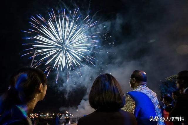 非洲小国“选妃节”：上万少女赤身上街，国王看中当场带走洞房
