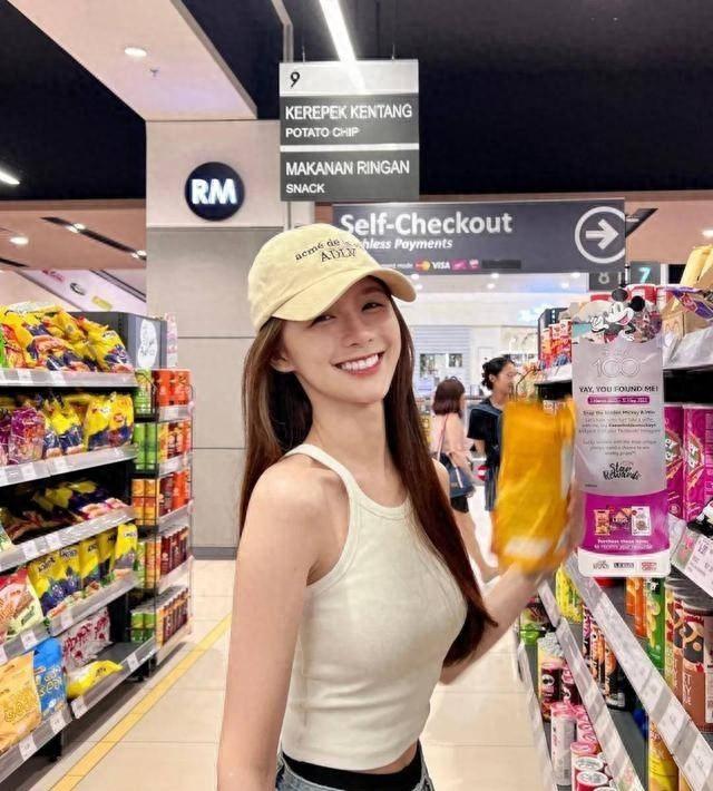 大马最美少妇！还是湖人球迷，SSS级模特身材太顶了！