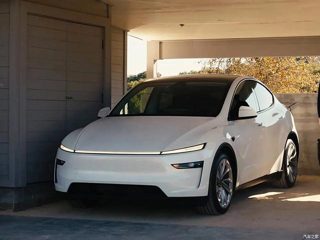 新款特斯拉Model Y 26.35万起！酷似无人驾驶汽车？恢复拨杆？