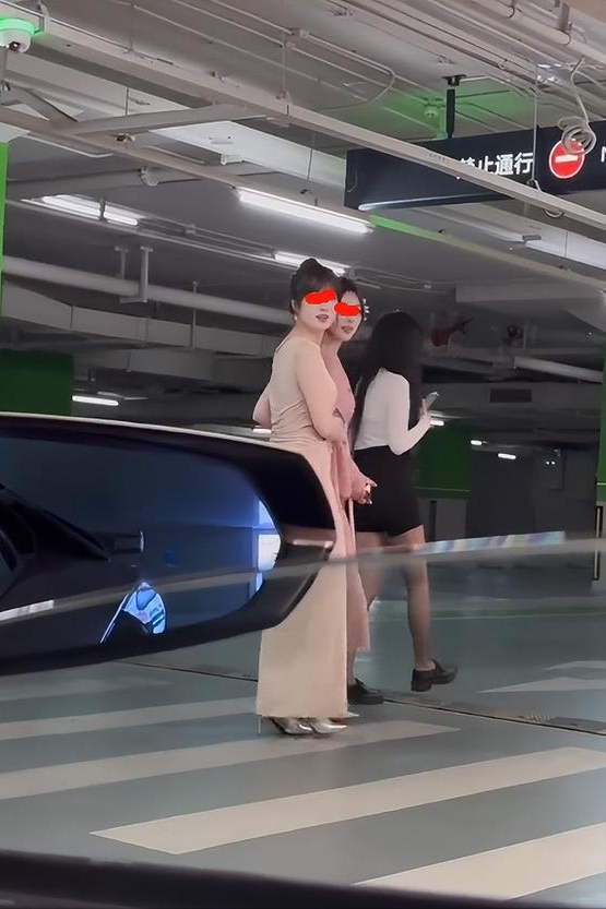 浙江小伙开豪车，3位美女打扮清凉，挪不开眼睛：想要坐在副驾驶