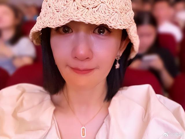 张杰三个女儿同时住院输液，谢娜偷偷哭鼻子，宝贝手上扎针惹人怜