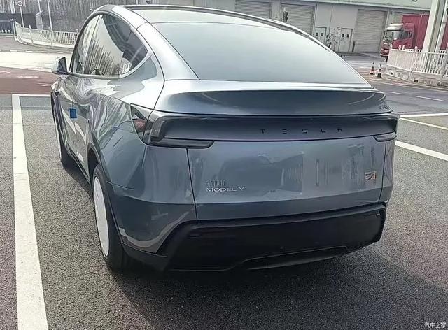 新款特斯拉Model Y 26.35万起！酷似无人驾驶汽车？恢复拨杆？