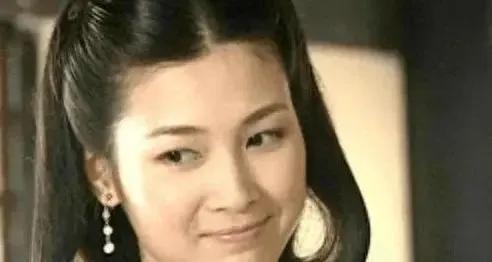 “亮剑女神”童蕾：她32岁嫁温州首富，丈夫入狱留她1.4亿债务