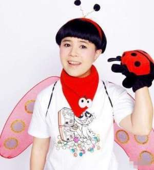 刘纯燕美女(刘纯燕21岁女儿罕曝光小黑妞逆袭高颜值女神，男友更是高大帅气)