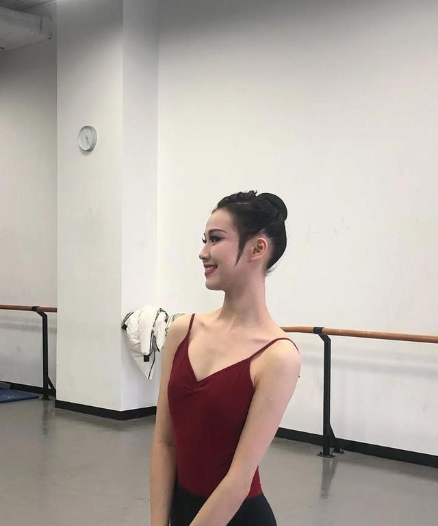 山东舞蹈艺考，美女们穿着舞蹈服候场，网友：这背不拔罐可惜了
