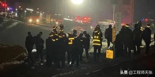突发!甘肃靖远货车撞坏铁路桥致机车跌落,深扒限高架该不该设?