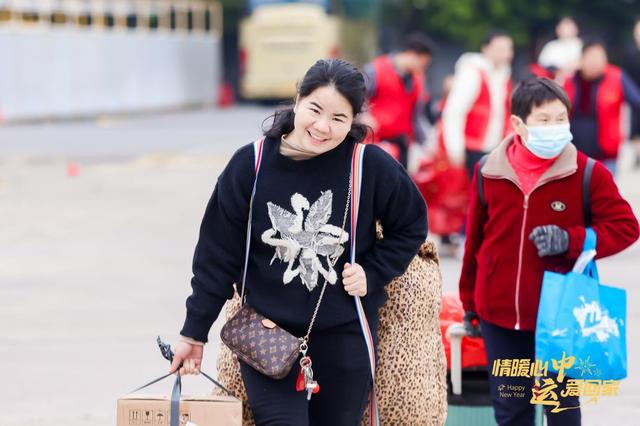 连续六年免费服务！湖南新田县务工人员直通车在广州发车