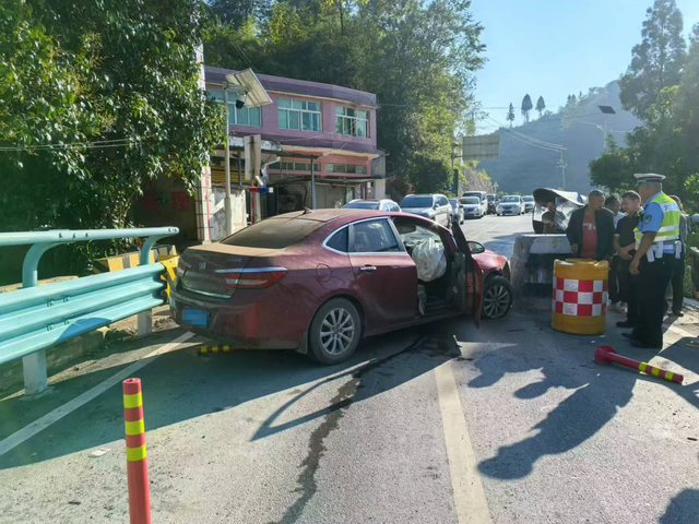 砰!小轿车“怼”上水泥桥墩,全因老司机这个操作