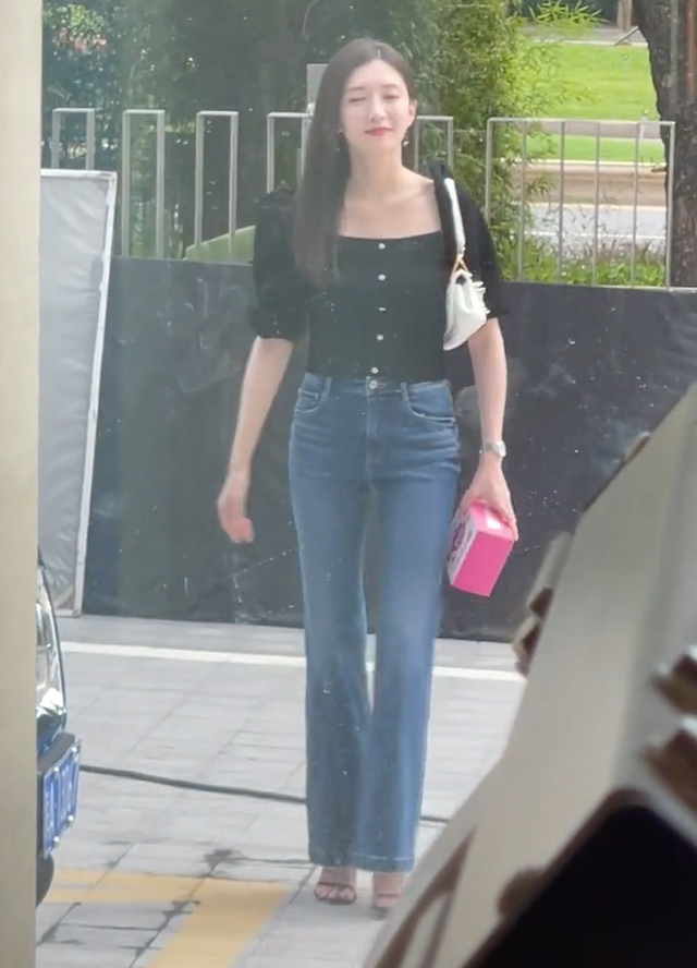 江疏影与小8岁彭昱畅吻戏曝光,男方一直渴望吻戏,女方笑得超甜