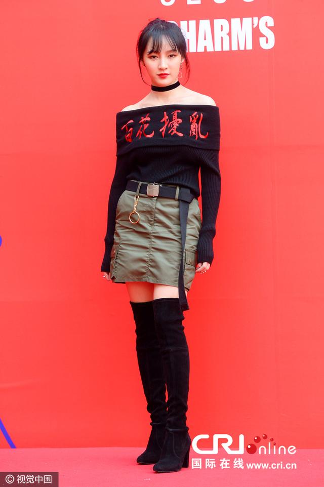 孟佳穿靓衣服抢眼 f(x)成员Luna秀乳沟