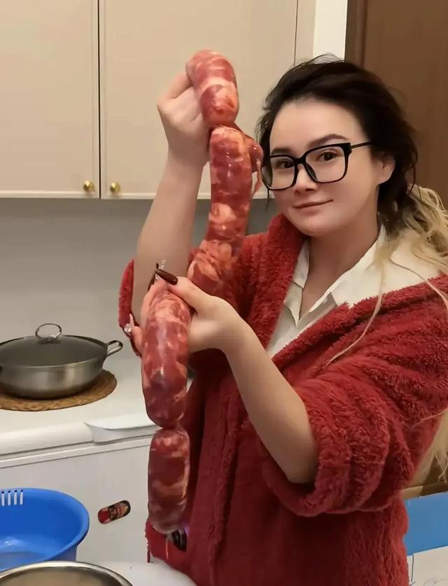 冉莹颖穿睡衣逛菜市场,单手扛36斤猪肉,和妈妈一起做贵州香肠
