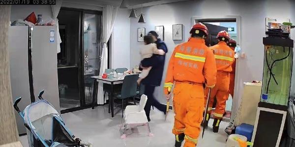 女子半夜“打呲溜滑”脚卡进马桶洞，消防小哥上门解救还帮哄娃