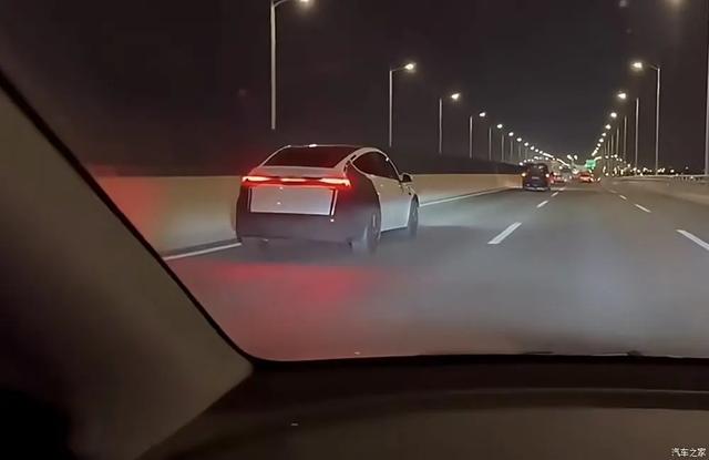 新款特斯拉Model Y 26.35万起！酷似无人驾驶汽车？恢复拨杆？