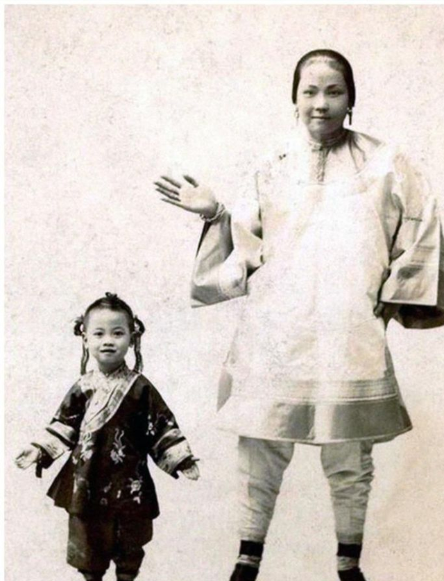 清末时期的老照片：李鸿章的小妾冬梅，长相端正，真漂亮