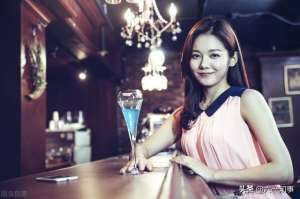 附近美女相片(人气爆棚的粉色“通缉令”，女“酒托”石榴裙下，醉倒数千人)