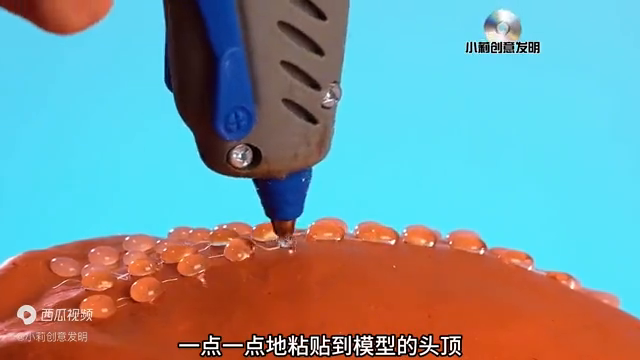 美女脑洞大开为自己量身打造了一款面具，成品一出震撼全场！