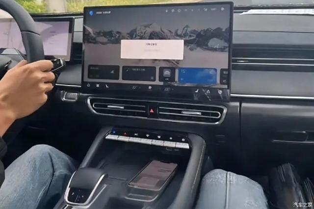 艾瑞泽8 10万级小车3月来，熏黑中网15.6英寸大屏，还有电动尾门！