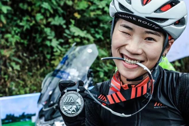 单车美女丨戴口罩也要骑车 青春活力无限爱笑小叶子