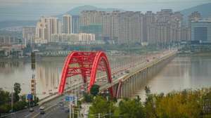 汽车城是指哪个城市(湖北三座汽车城，武汉襄阳十堰，唯独十堰是从一座小镇起步的)