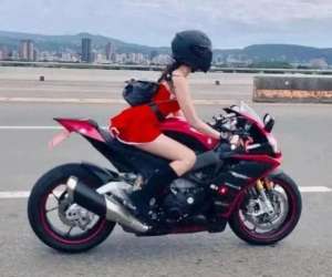 小美女骑手(心疼美女骑手穿超短裤不幸摔倒走光露出臀部大喊我的内裤)