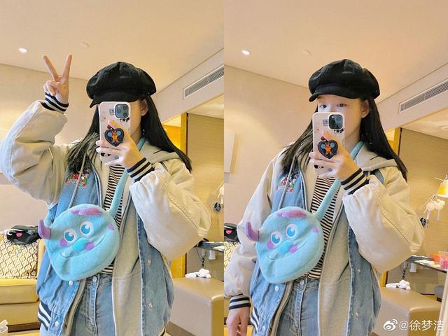 徐梦洁对镜自拍少女感十足，满满的青春气息