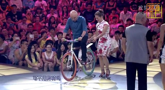 哇！德国美女穿旗袍秀花样自行车，惊呆郭德纲、孟非和小伙伴们