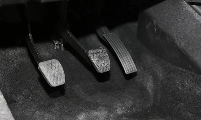 开动档车想要减速时,是先踩离合器,还是先踩刹车?一文说清楚