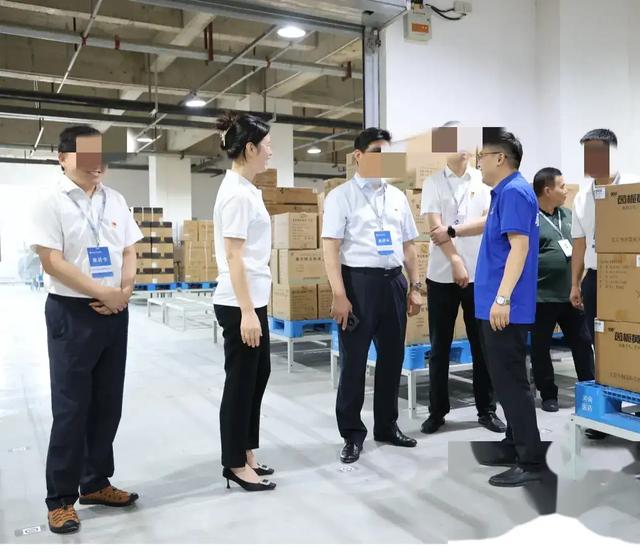 河南医药公司董事长张丽落马多张高清无码照片曝光长得肤白貌美